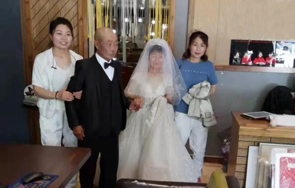 600-2021年8月2日，两个女儿和刘福有老两口在影楼补拍婚纱照。_副本.jpg