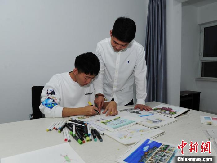 杨军正在指导学生创作 刘栋 摄