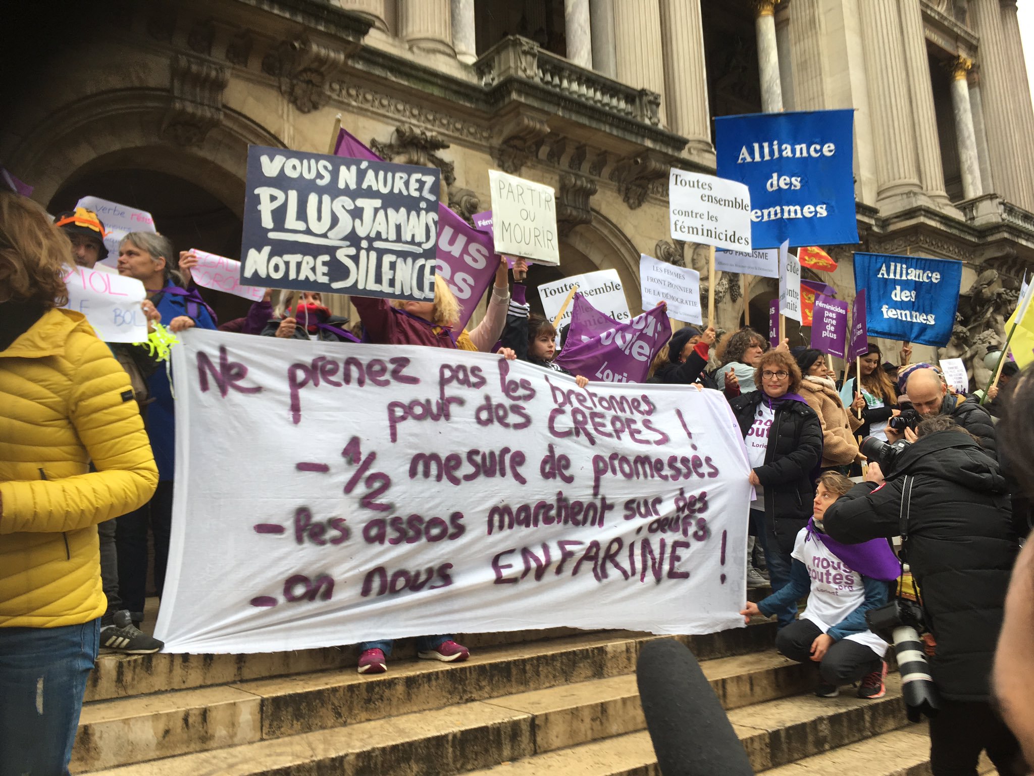 23日，巴黎市中心反对家暴抗议人群。图/推特截图