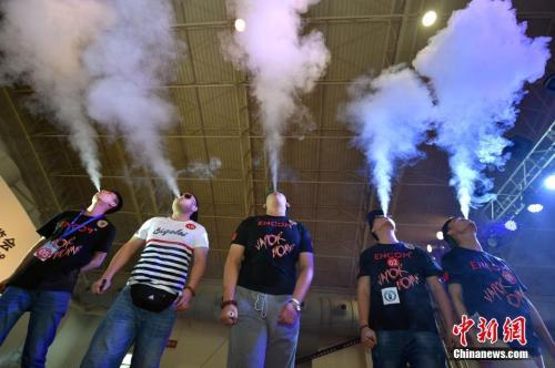 资料图：首届北京电子烟展上，人们在体验电子烟。<a target='_blank' href='http://www.chinanews.com/' >中新网</a>记者 金硕 摄