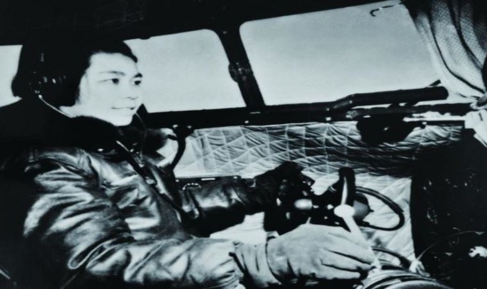 年仅18岁的秦桂芳在接受飞行训练