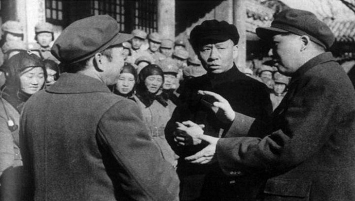 毛泽东、刘少奇于1952年接见第一批女飞行员