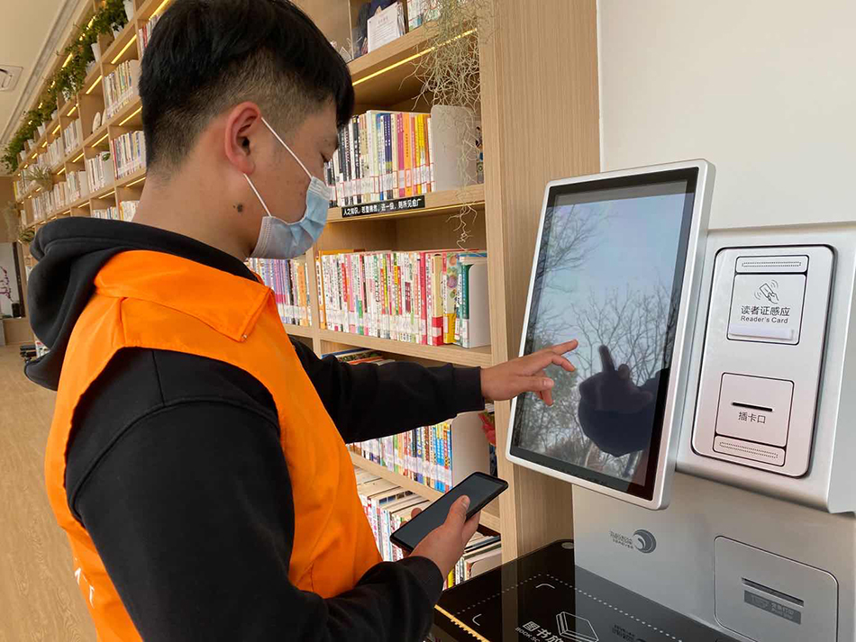 市民在城市书房浦江郊野馆可凭身份证或图书证刷卡进入，用自助借还书机归还、借阅所有属于上图一卡通系统的书。