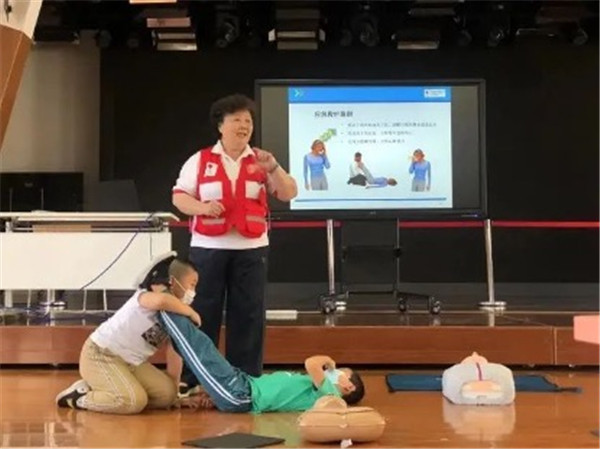 8月，中国红十字基金会与腾讯可持续社会价值事业部（腾讯SSV）联合在北京东城区史家小学开展“小小急救员”培训课程.jpg